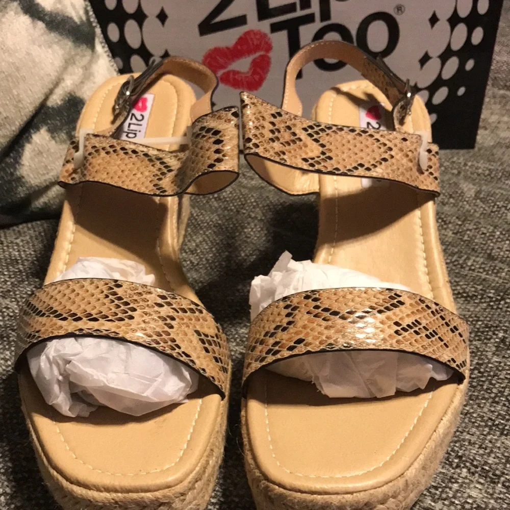 NWT Two Lips Too Beckie Wedges